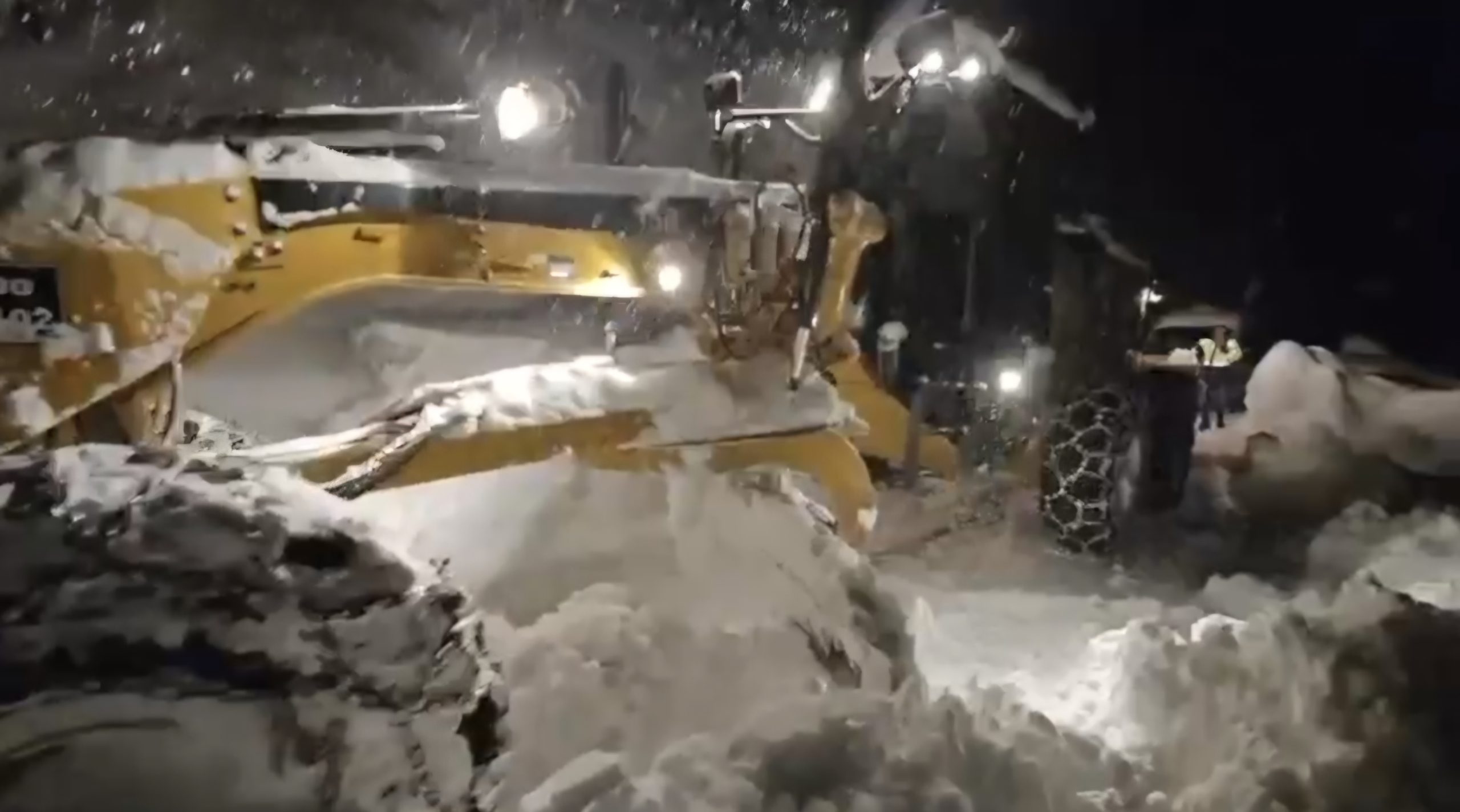 Şirvan’da Yolda Mahsur Kalan Aile Kurtarıldı, Yeni Doğan Bebek Hastaneye Ulaştırıldı