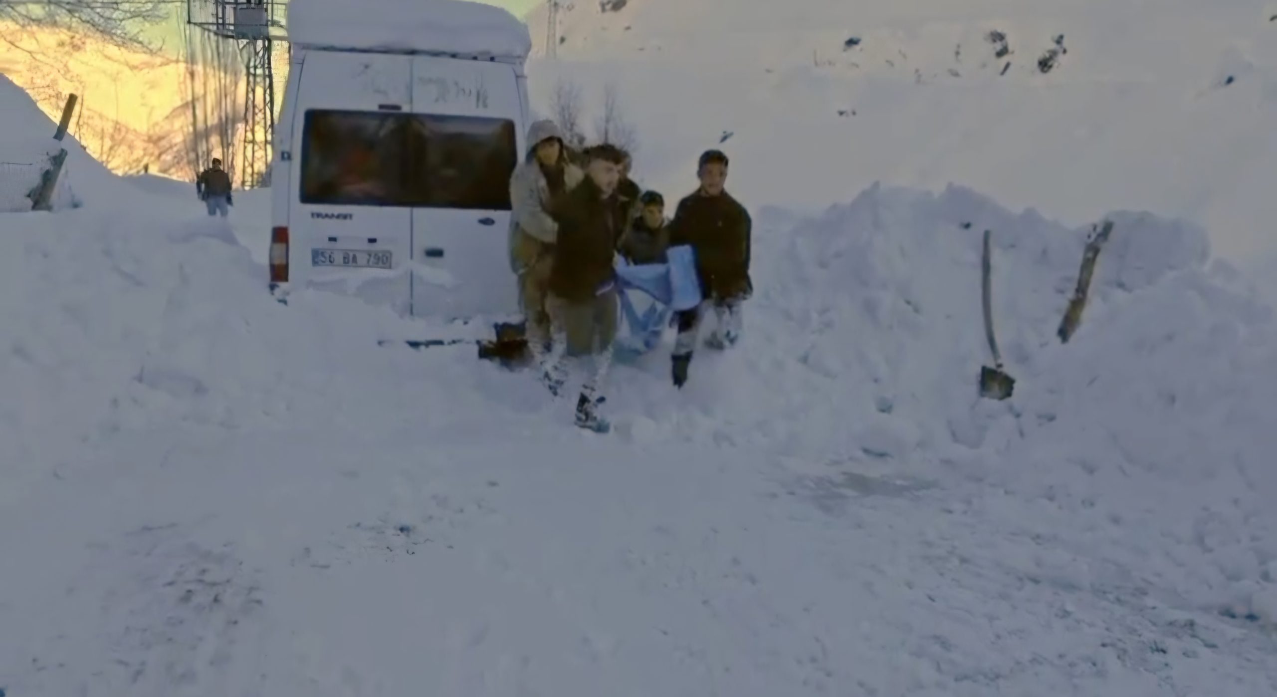 Şirvan’da Damdan Düşen 16 Yaşındaki Genç Kurtarıldı