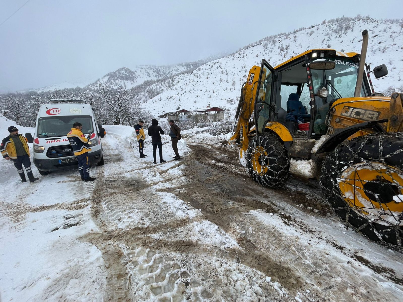 Siirt’te Köylerde Hastalar Kurtarıldı, Kapanan Yollar Ulaşıma Açıldı