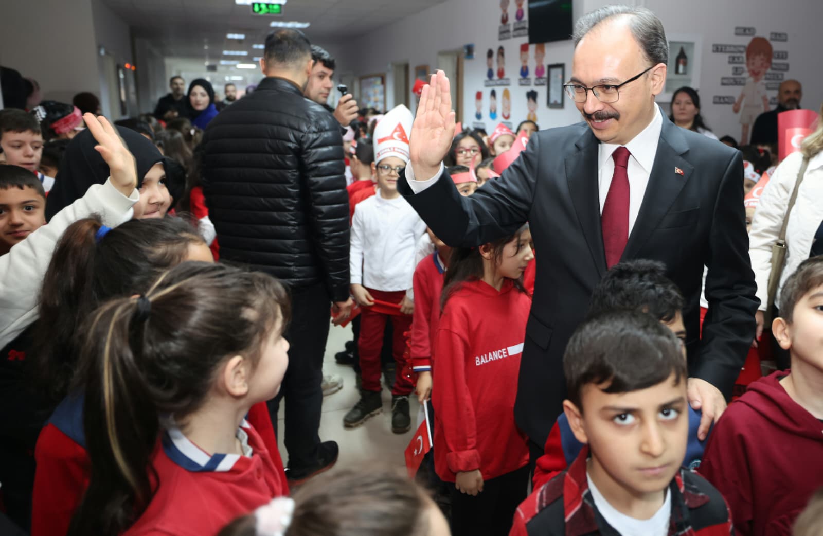 Mehmetçik İlkokulunda İkinci Dönem “Bayrak Sevgisi” Temasıyla Başladı