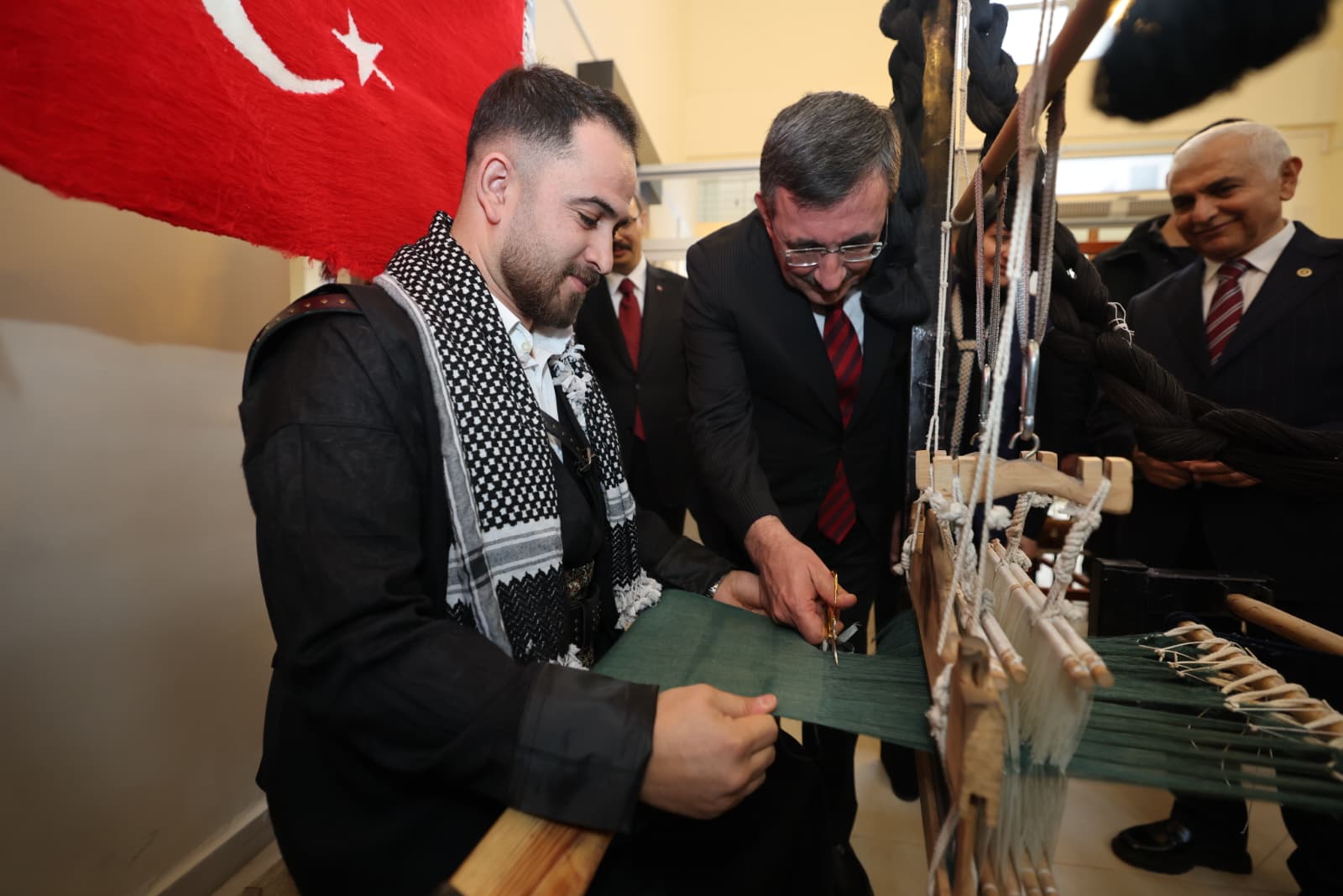 Cumhurbaşkanı Yardımcısı Cevdet Yılmaz, Siirt Üniversitesi’nde Yöresel Ürünler Sergisini Ziyaret Etti