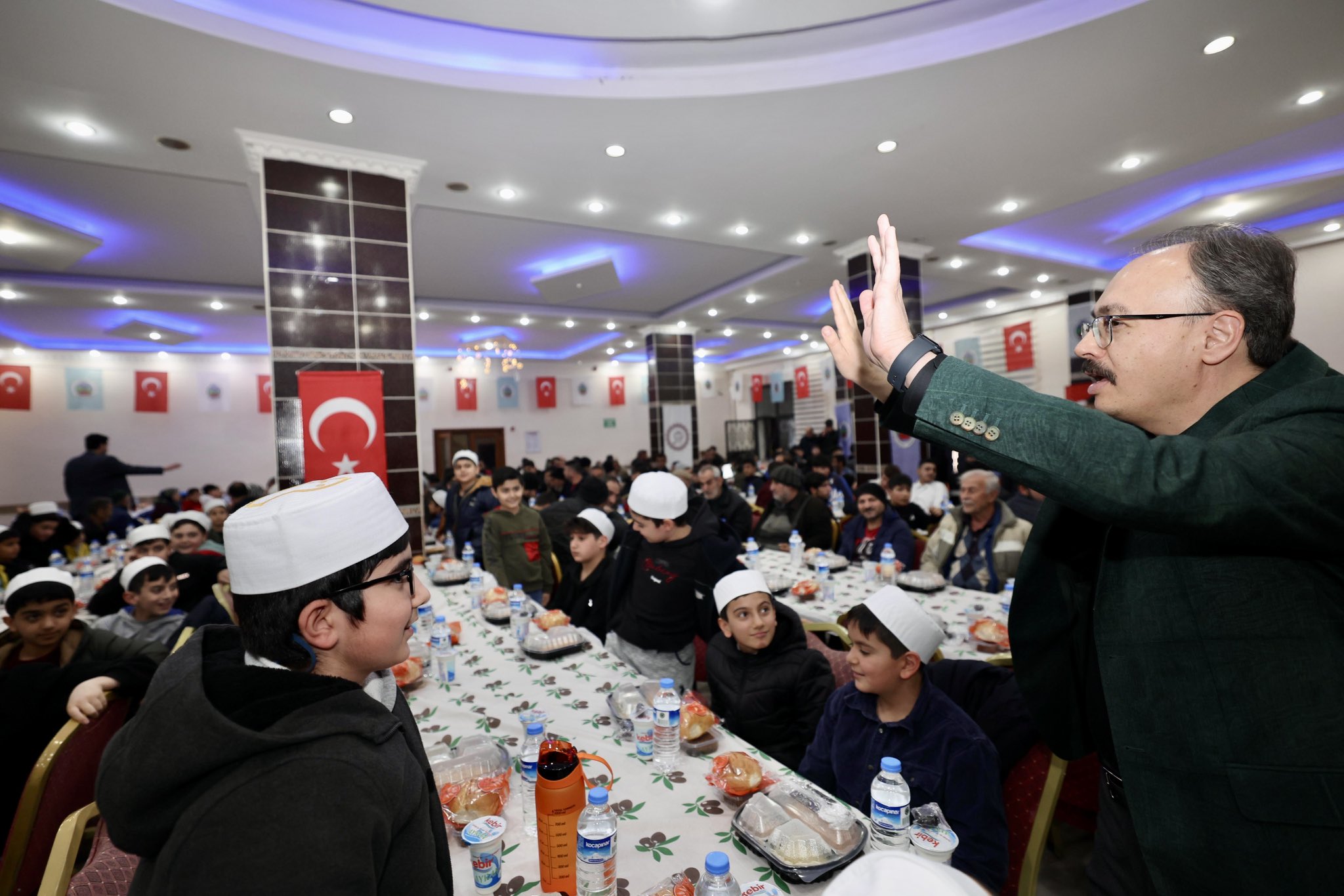 Vali Dr. Kemal Kızılkaya, Vatandaşlar ve Kur’an Kursu Öğrencileriyle İftar Sofrasında Buluştu