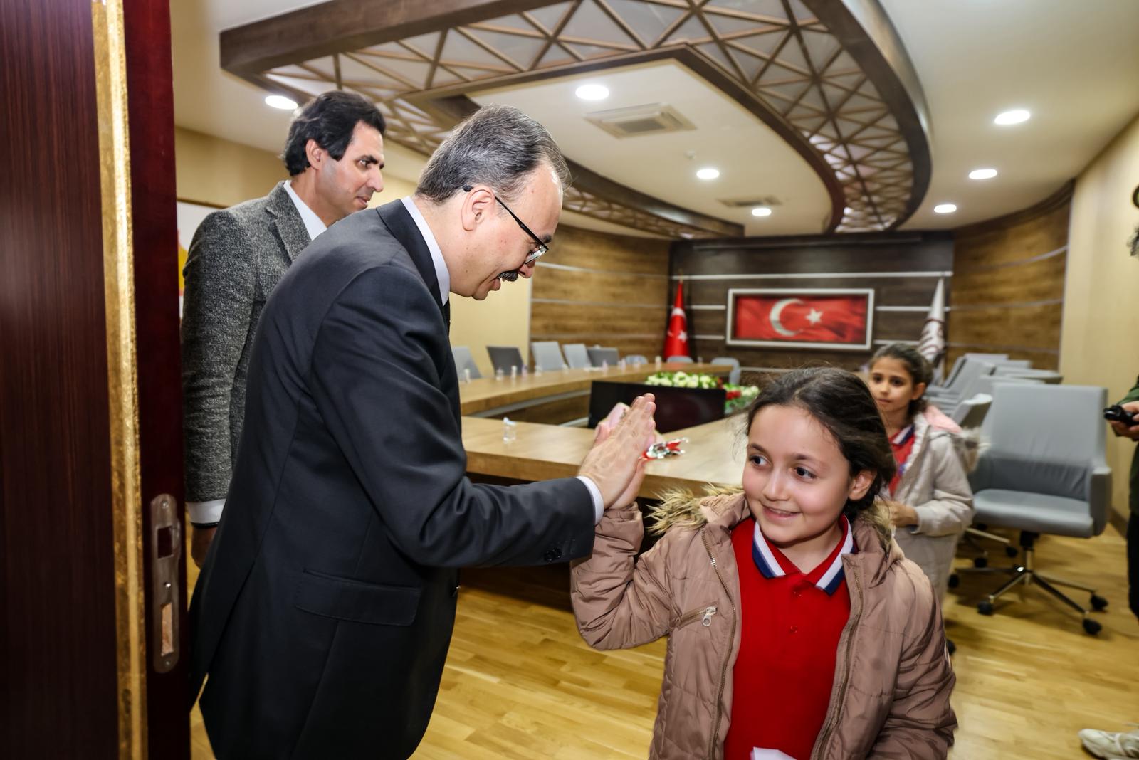 Minik Öğrencilerden Vali Kızılkaya’ya Ziyaret