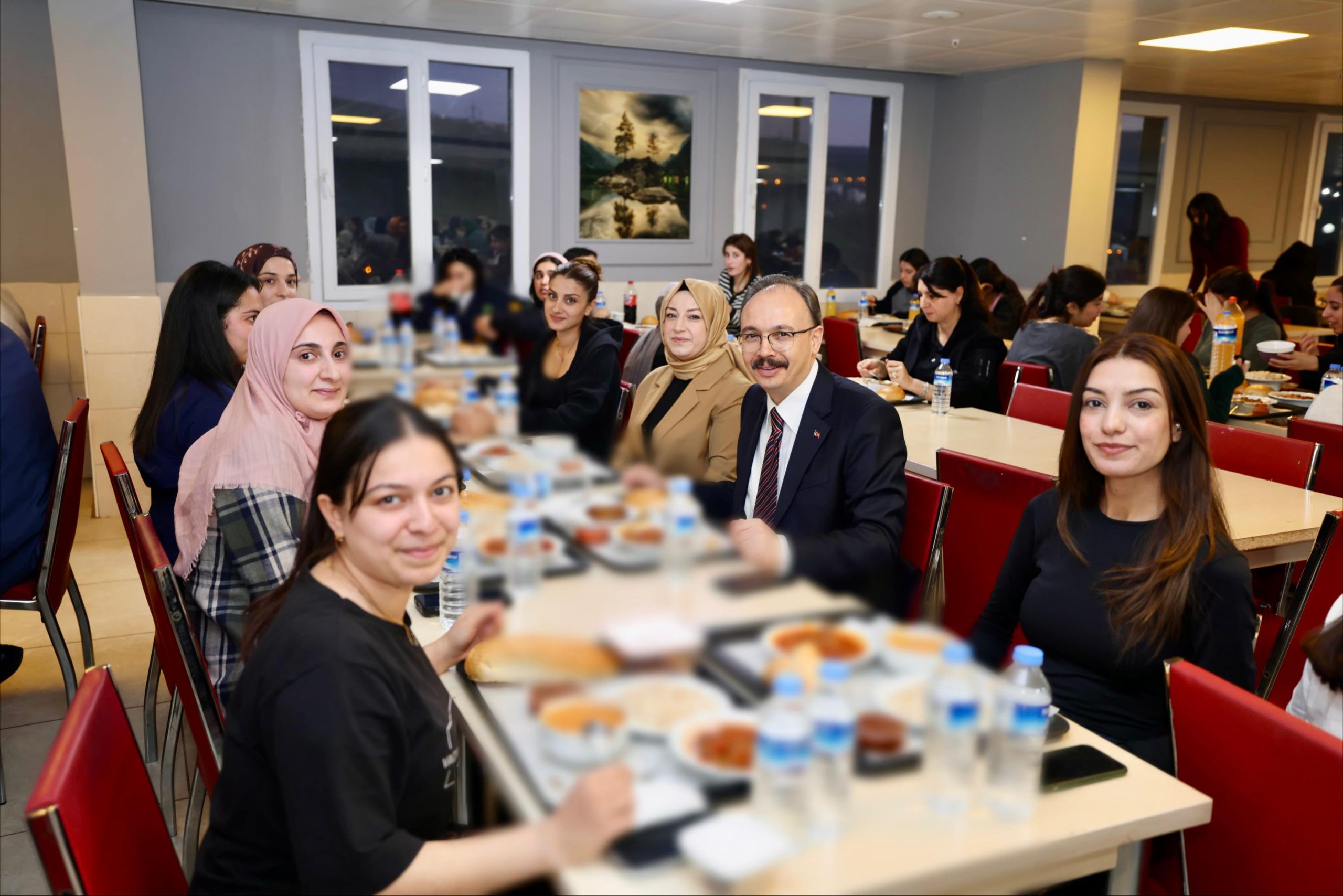 Vali Dr. Kemal Kızılkaya Öğrencilerle İftar Sofrasında Buluştu