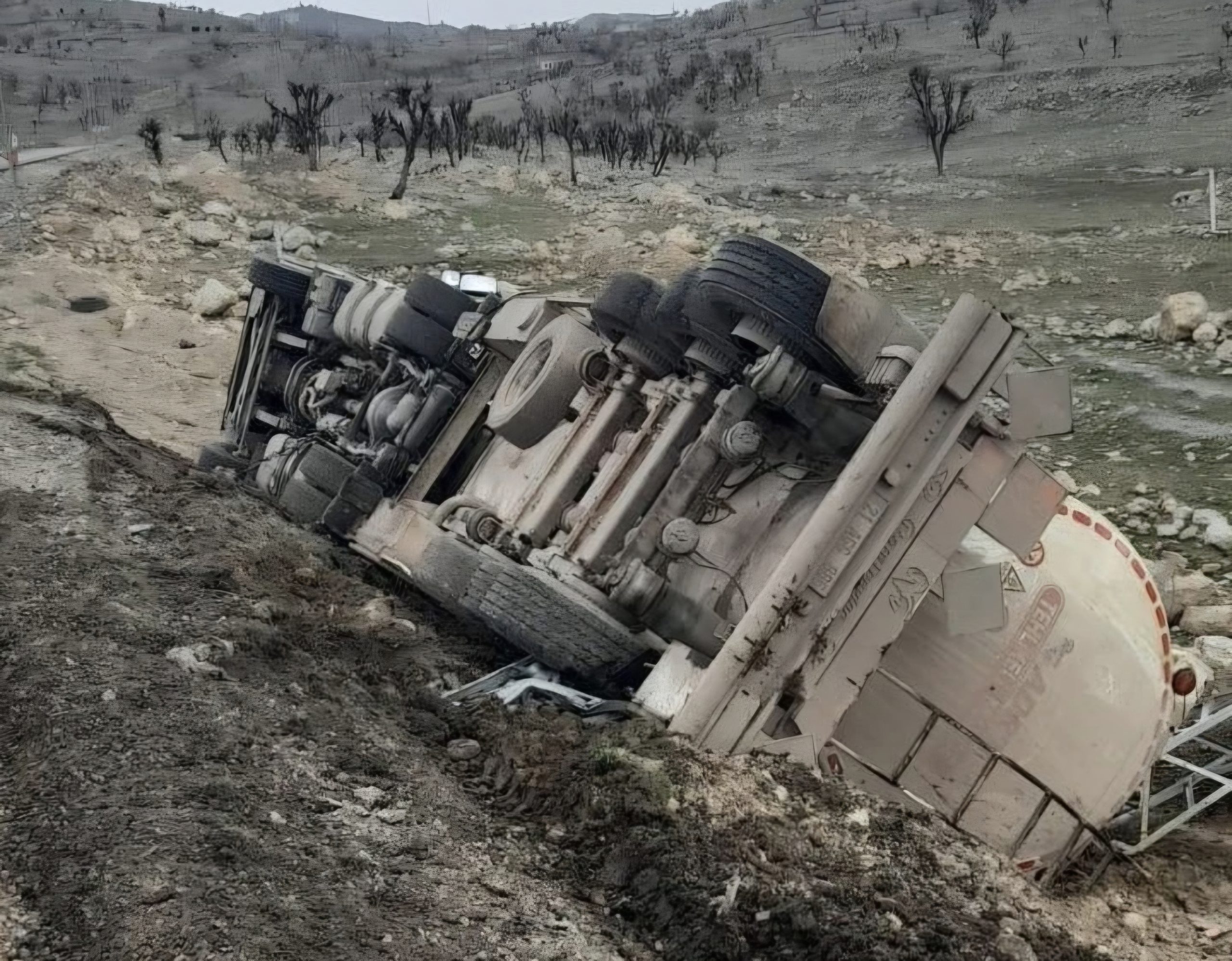 Siirt–Şırnak Karayolunda Tanker Devrildi: Sürücü Yaralandı