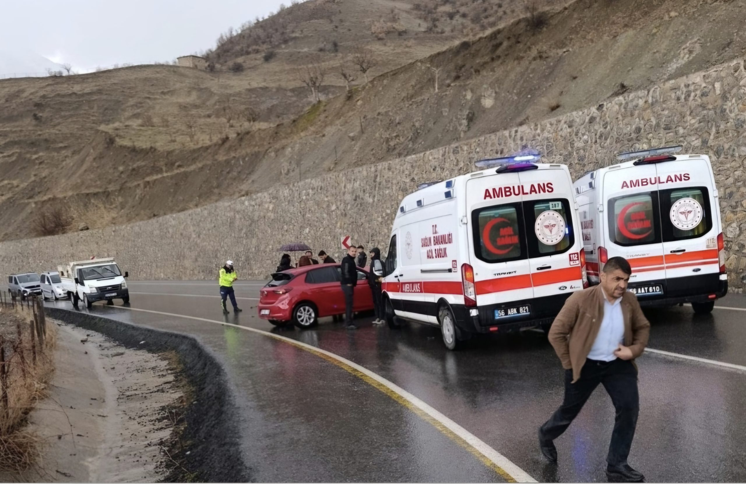 Pervari’de Öğrenci Servisi ile Otomobil Çarpıştı: 6 Yaralı