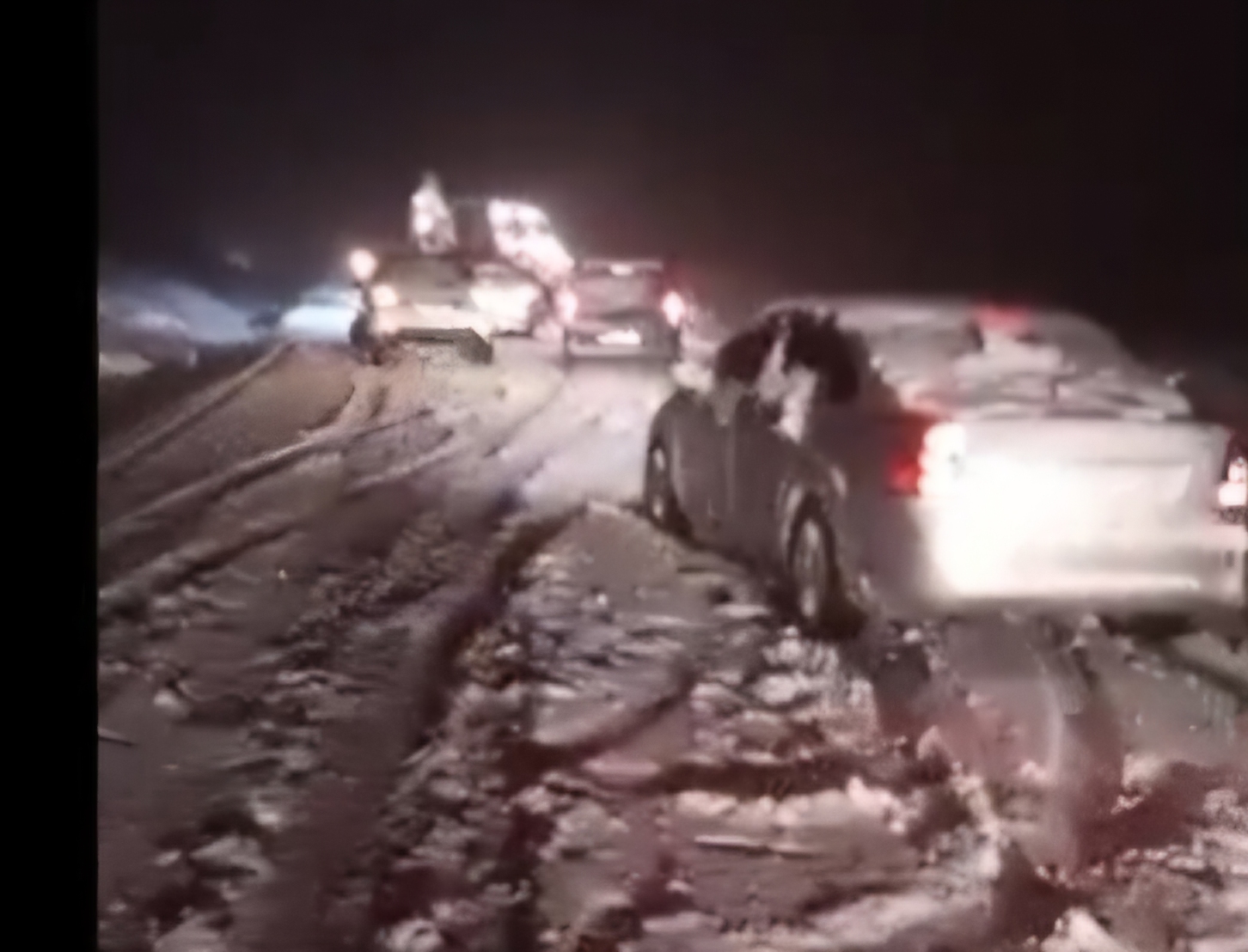 Kar Yağışı Pervari’de Köy Yollarını Kapattı: Mahsur Kalan Araçlar Kurtarıldı