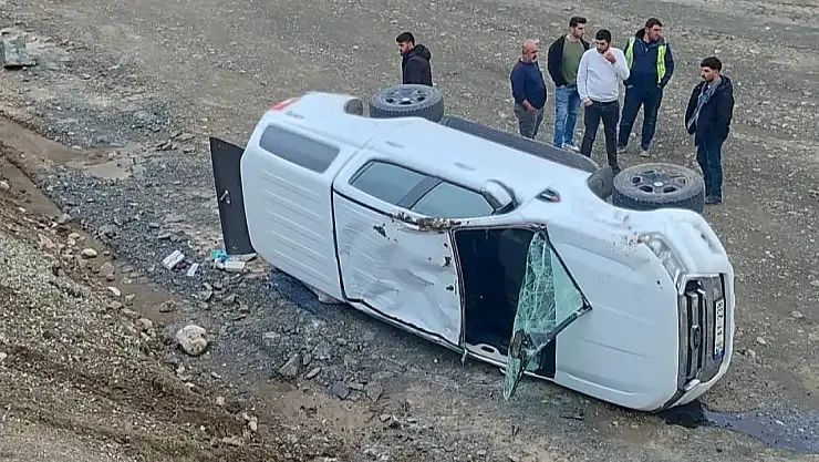 SİİRT’TE KAMYONET ŞARAMPOLE YUVARLANDI: SÜRÜCÜ YARA ALMADAN KURTULDU