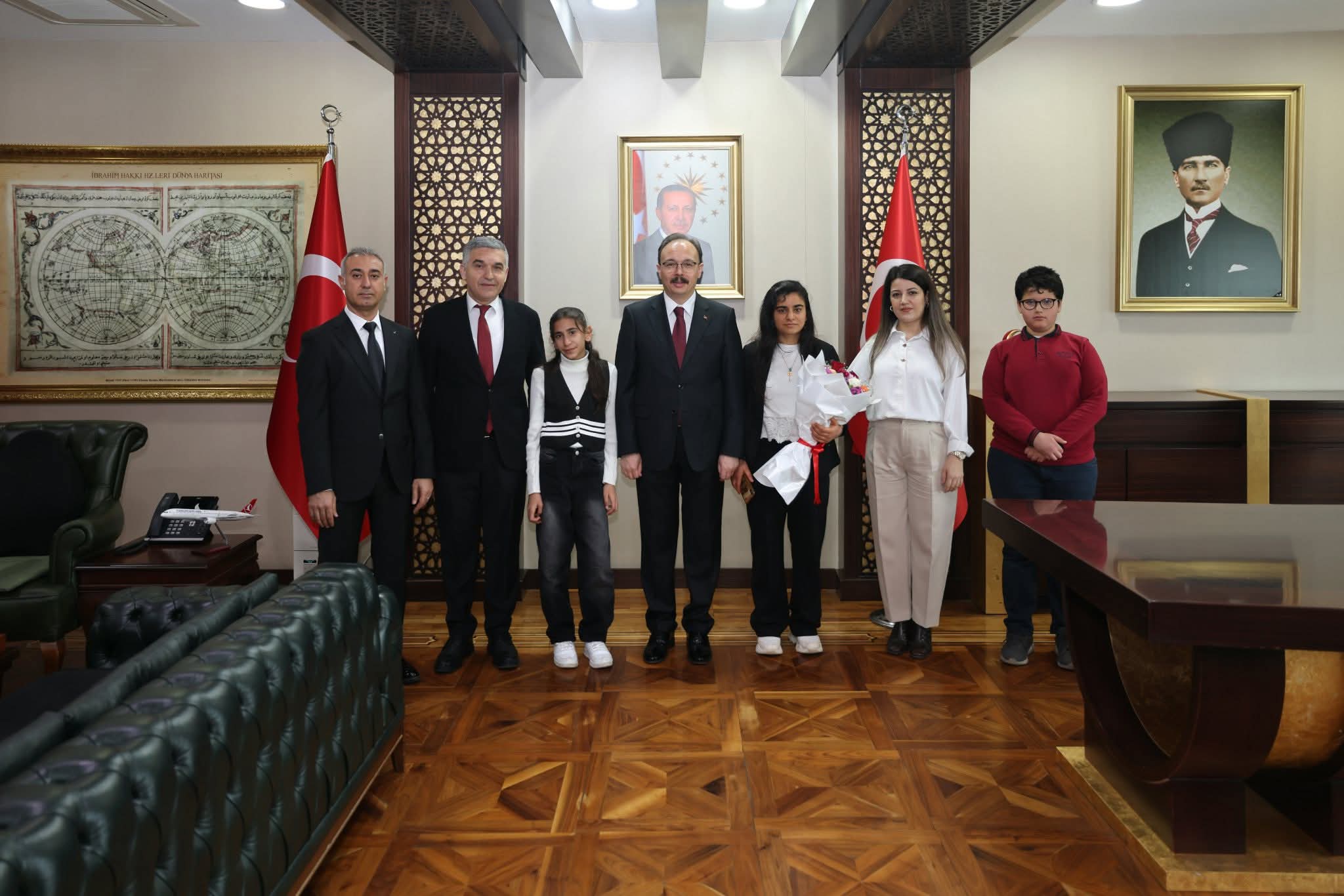 SİİRT VALİSİ KIZILKAYA, KÜTÜPHANELER HAFTASI’NDA ÖĞRENCİLERİ AĞIRLADI