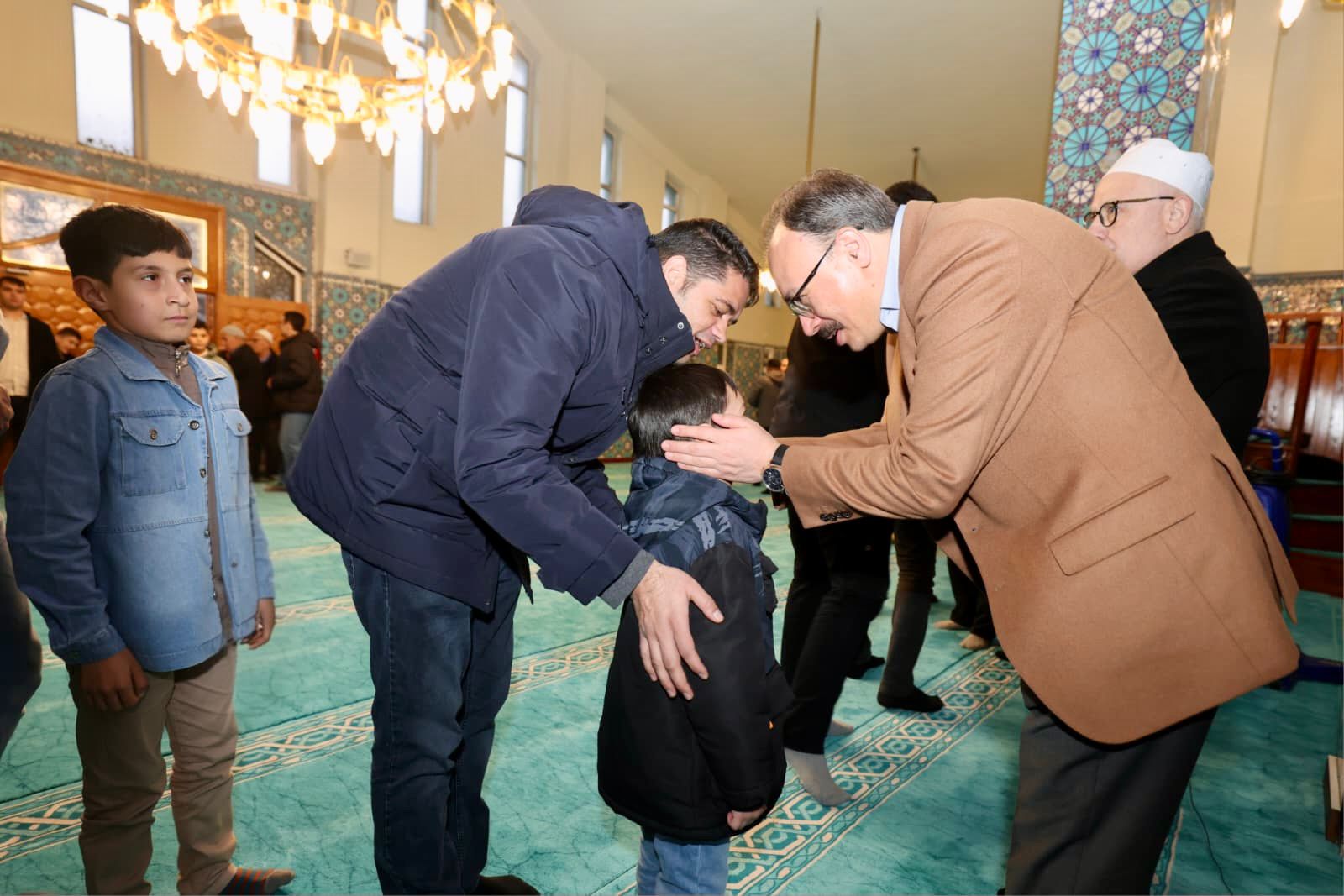 Vali Kızılkaya, Bayram Namazı Sonrası Vatandaşlarla Bayramlaştı