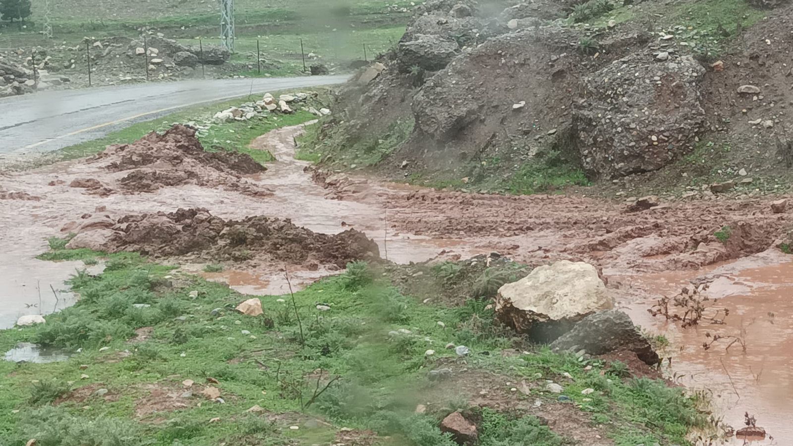 Siirt’te Kar ve Yağışlar Etkili Oldu: İl Özel İdaresi Ekipleri Seferber Edildi