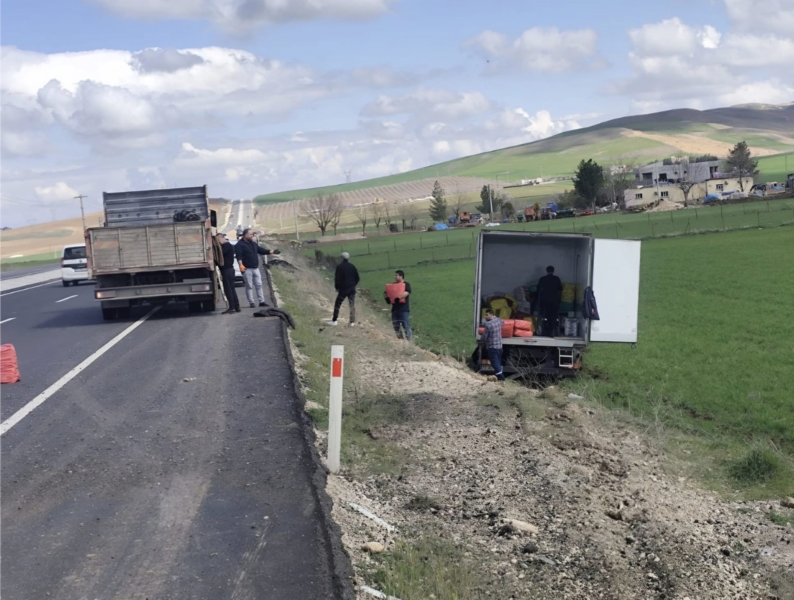 Kurtalan-Batman Karayolu’nda Kamyonet Tarlaya Uçtu