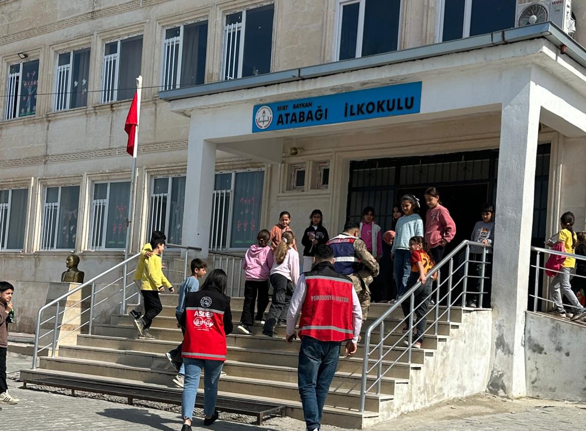 Baykan’da Mobil Sosyal Hizmet Ekibi Okul Ziyaretlerini Sürdürüyor