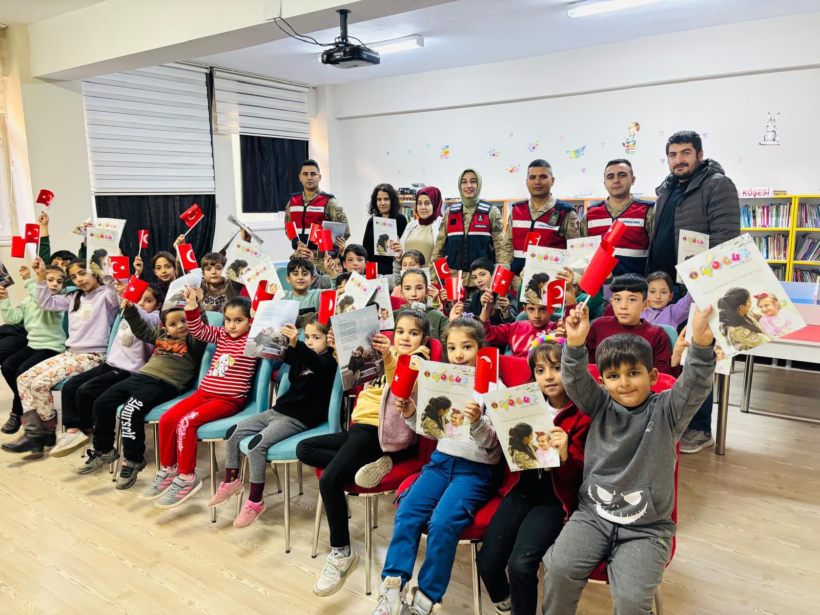 SİİRT’TE JANDARMADAN AİLE VE GENÇLERE YÖNELİK BİLİNÇLENDİRME SEFERBERLİĞİ