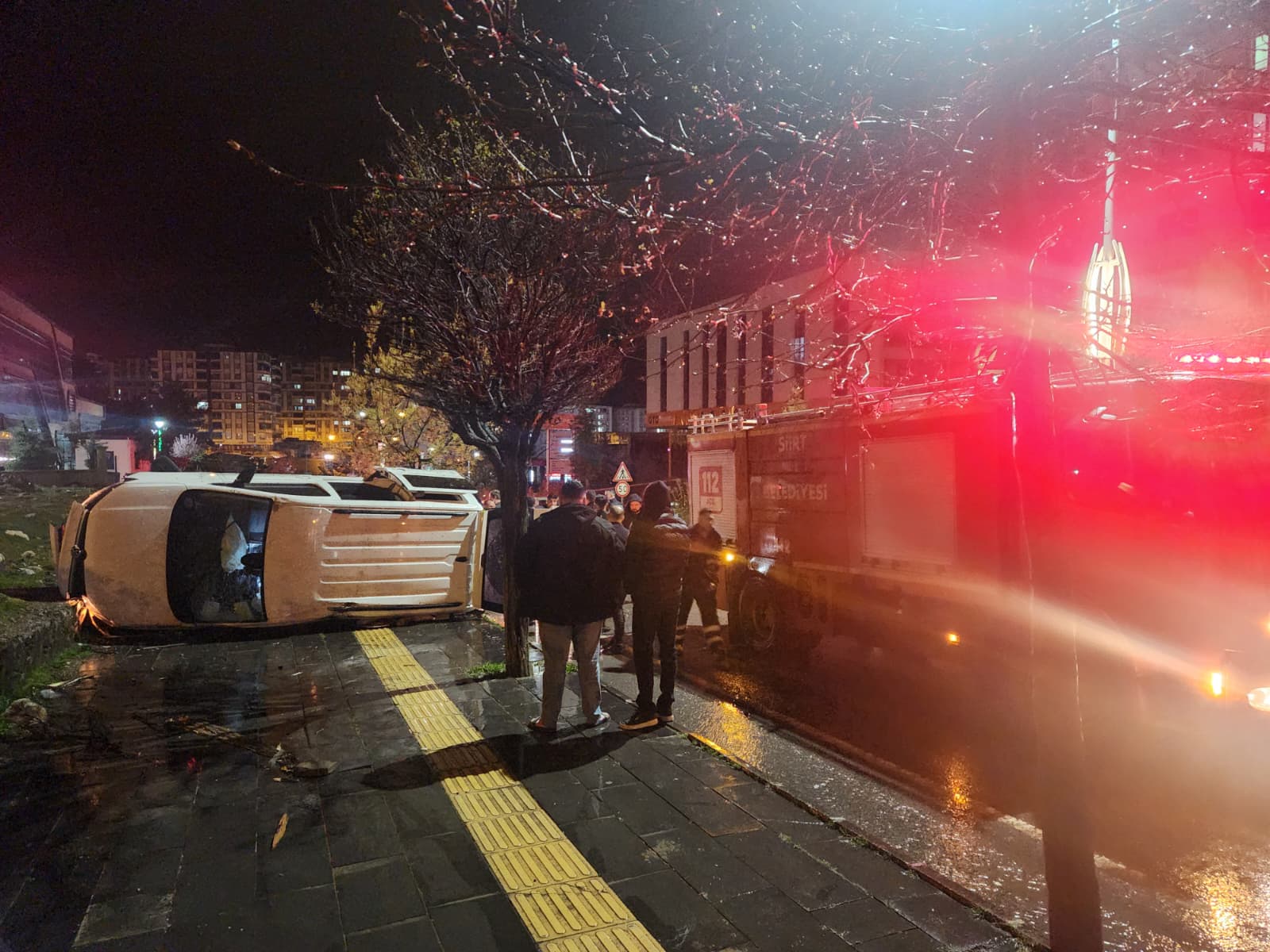 Kamyonet Devrildi: 3 Kişi Yaralandı