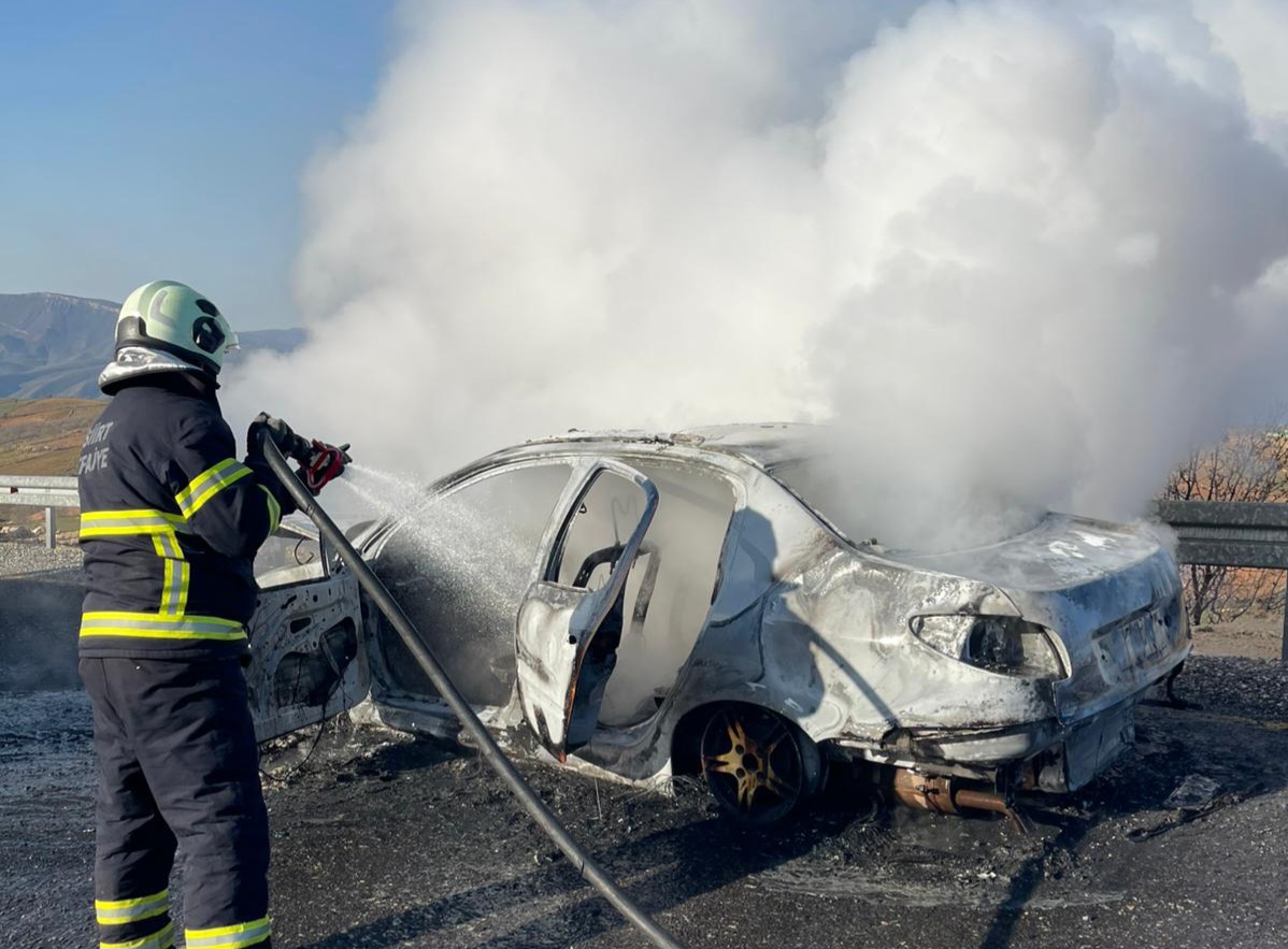 Seyir Halindeki Otomobil Alev Aldı: Aile Son Anda Kurtuldu