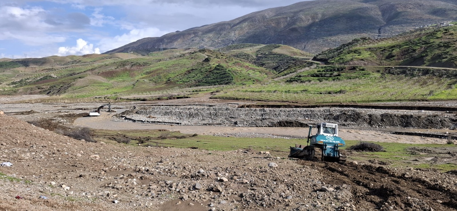 Şirvan’da Taşkın Alarmı: Pınarca Deresi Taştı, Ekipler Seferber Oldu