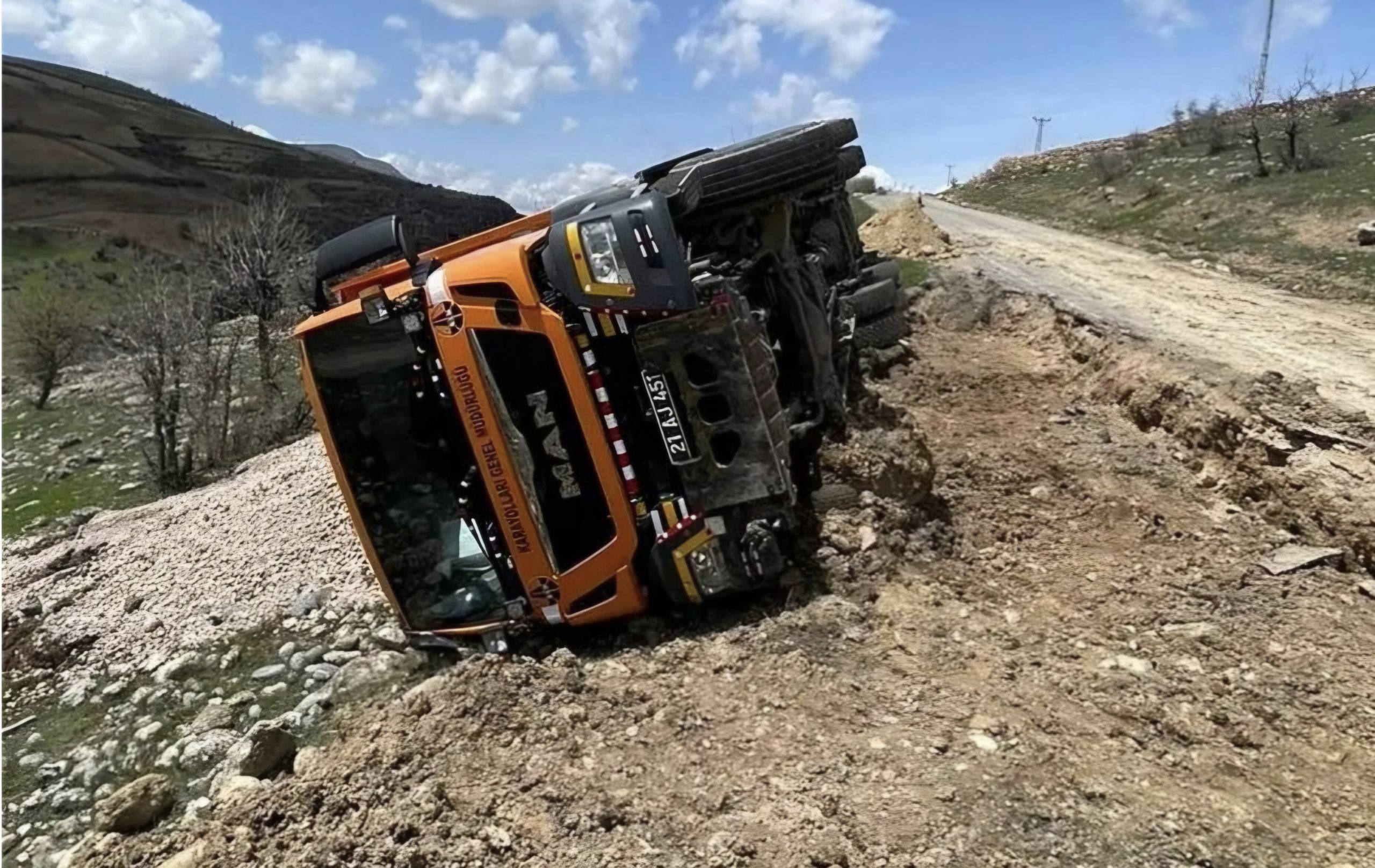 Karayolları’na Ait Kamyonet Devrildi: 1 Yaralı