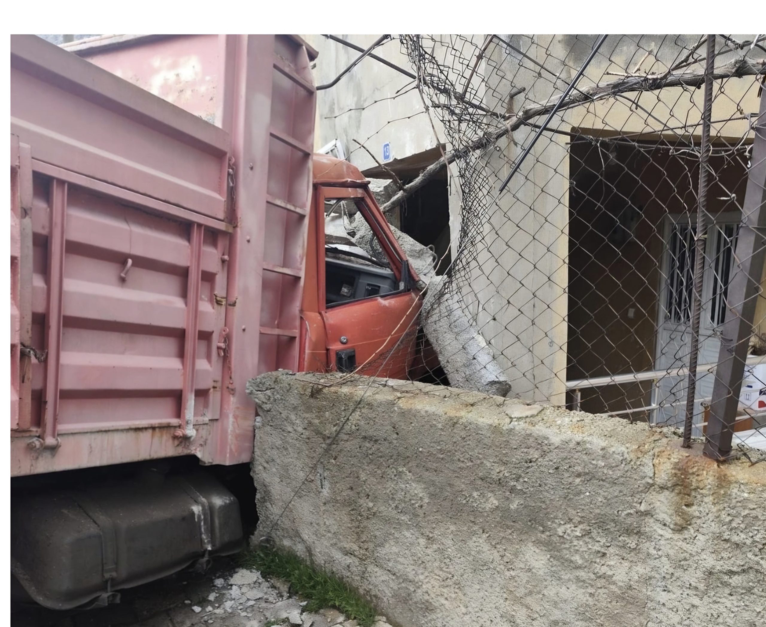 Eruh’ta yüklü kamyon eve daldı: Facia ucuz atlatıldı