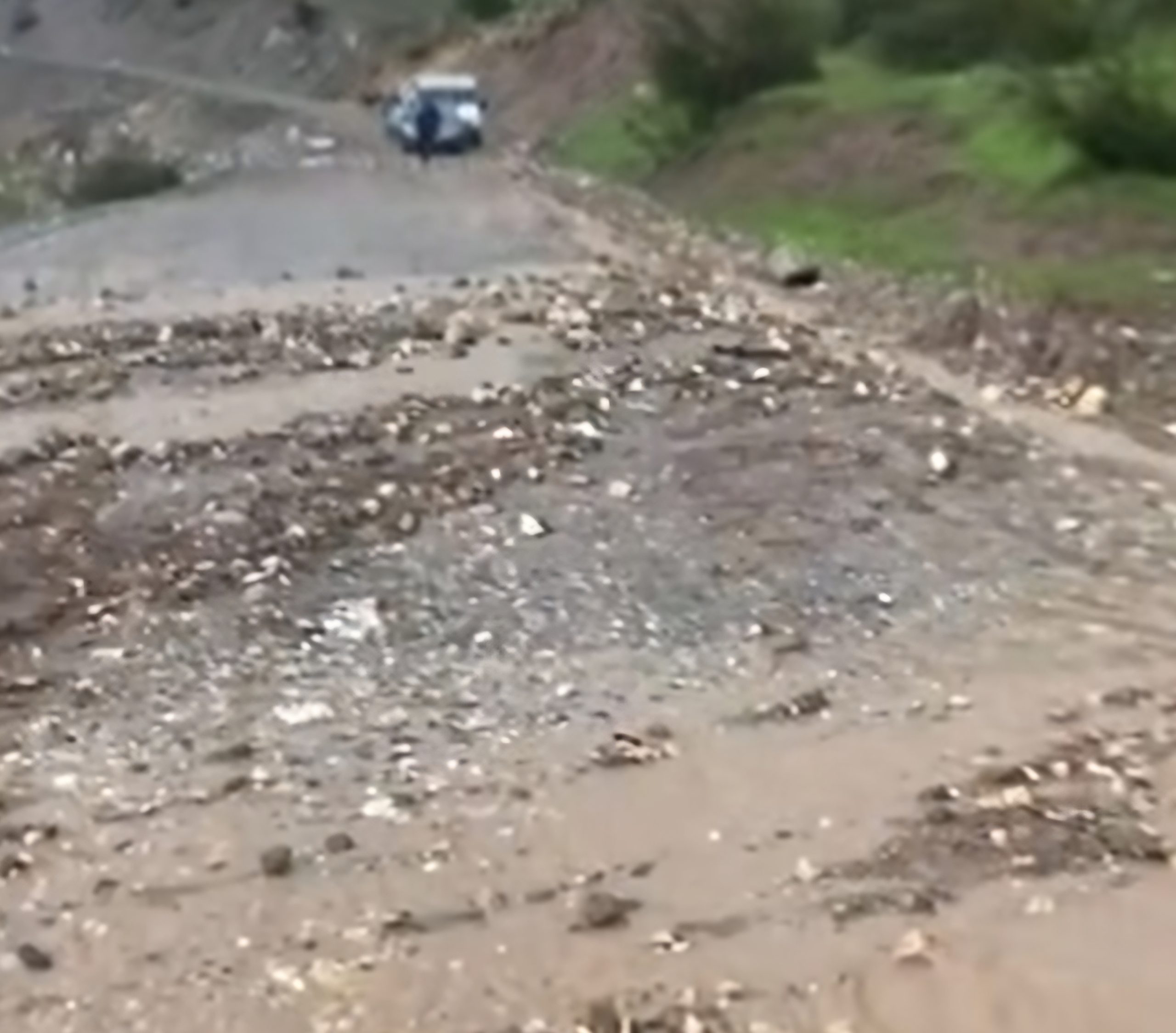 Kurtalan’da Yağış Sonrası Yol Ulaşıma Kapandı: Araçlar Mahsur Kaldı