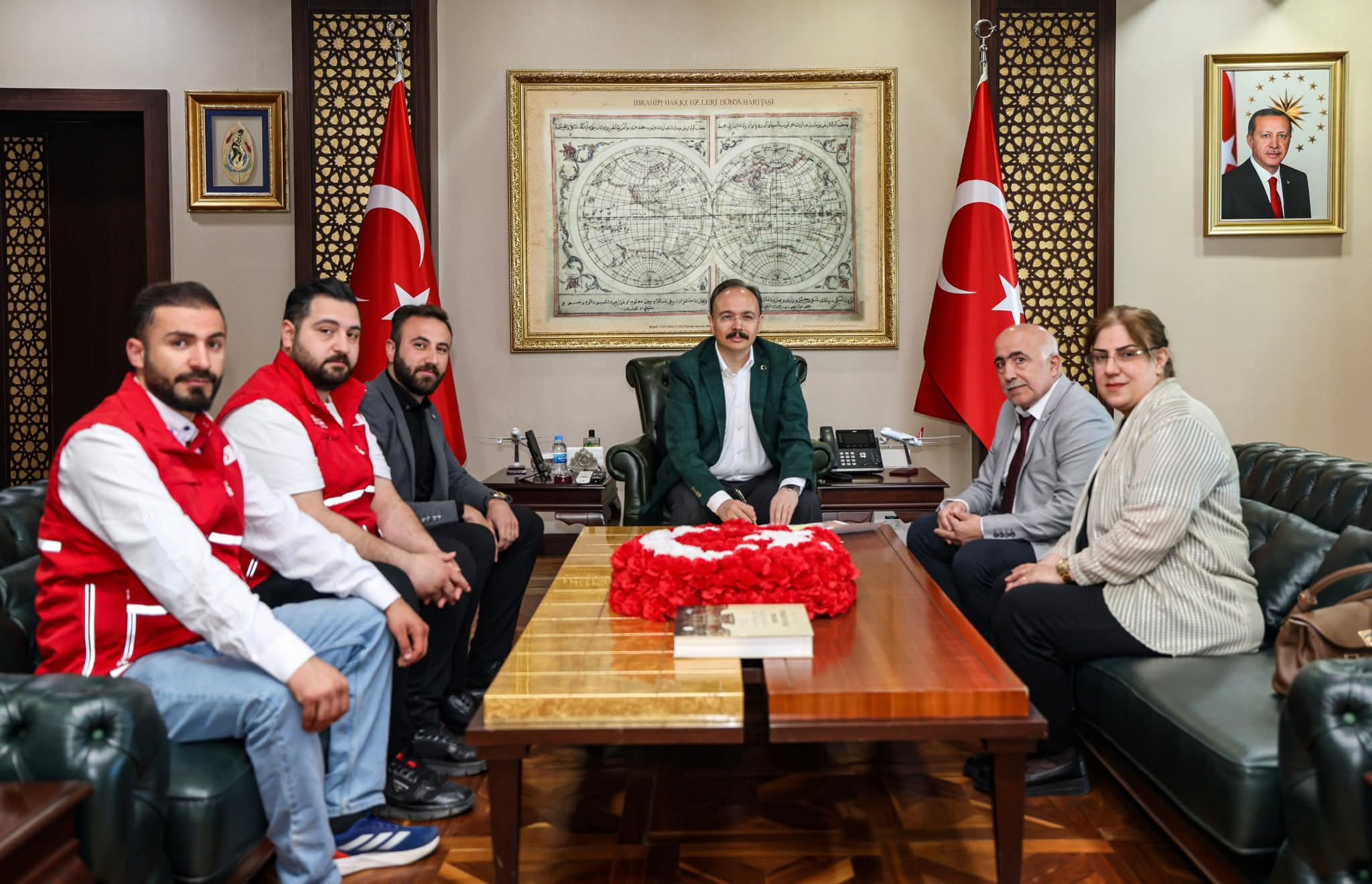 Siirt Valisi ve Belediye Başkan Vekili Dr. Kemal Kızılkaya, kurban vekâletini Türk Kızılayı’na bağışladı.