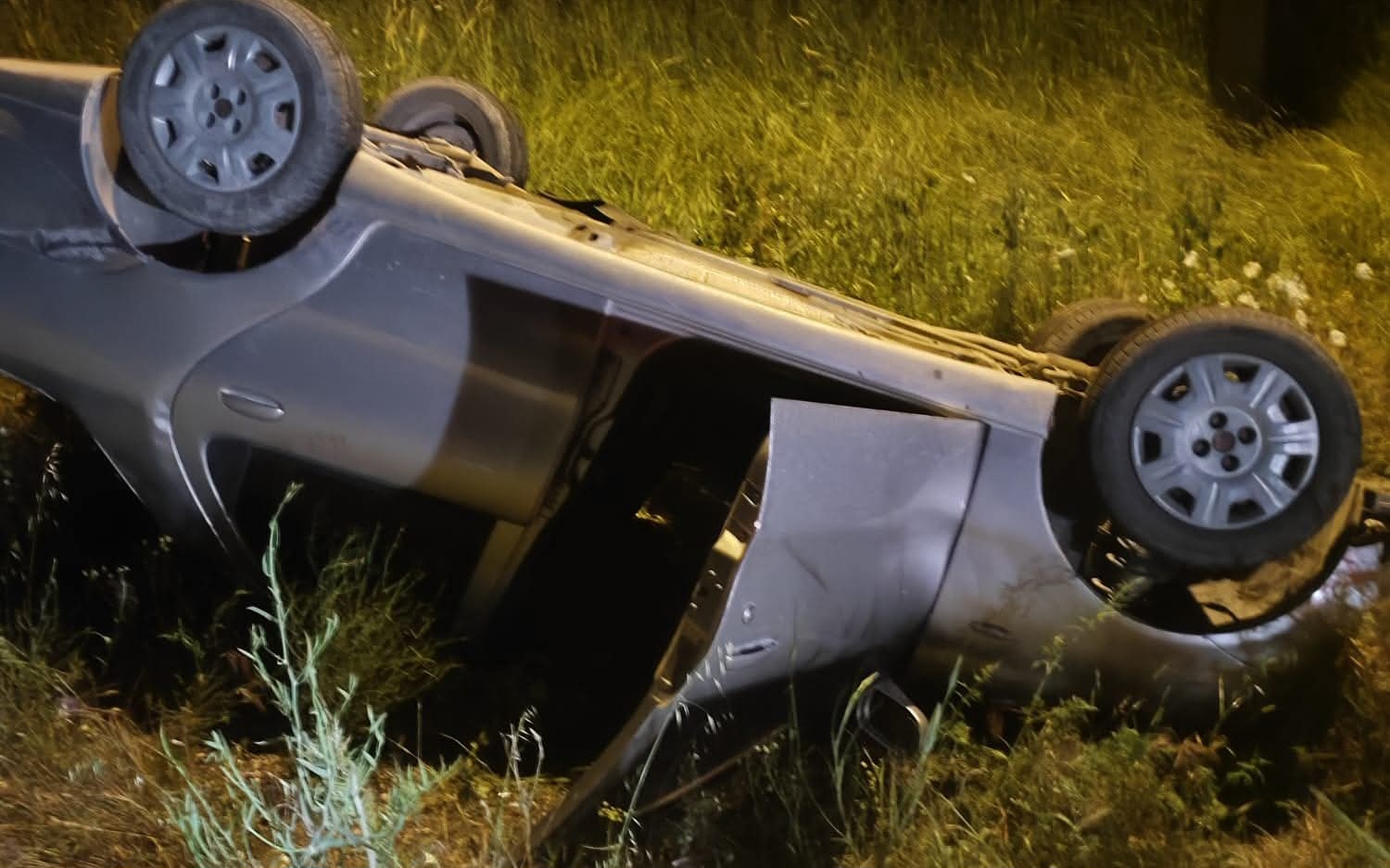 Bayram Yolunda Kaza: Öğretmenin Otomobili Şarampole Devrildi