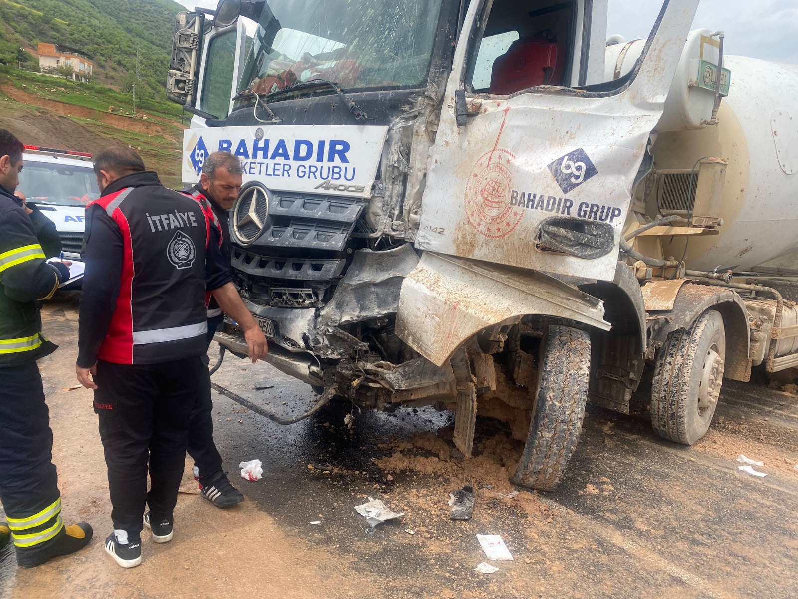 Eruh Girişinde Beton Mikseri Kazası: Sürücü Ağır Yaralandı