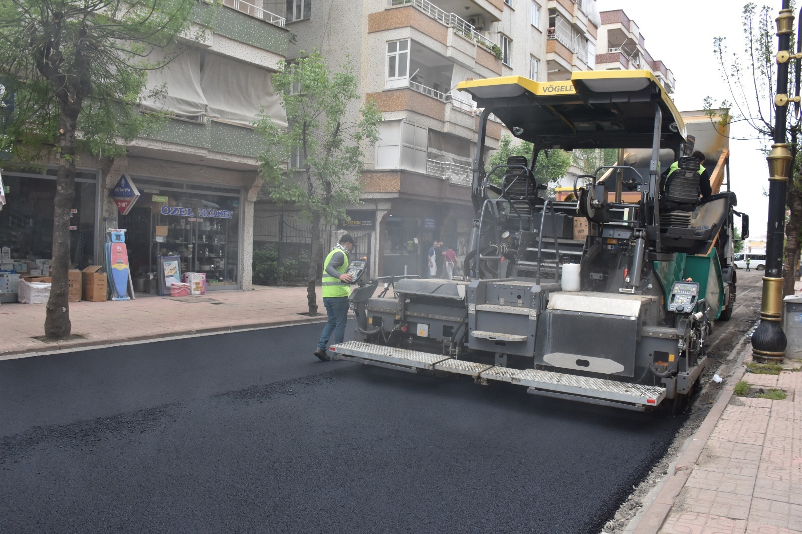 Siirt’te Asfalt Seferberliği Sürüyor: Bahçelievler’de 950 Tonluk Çalışma