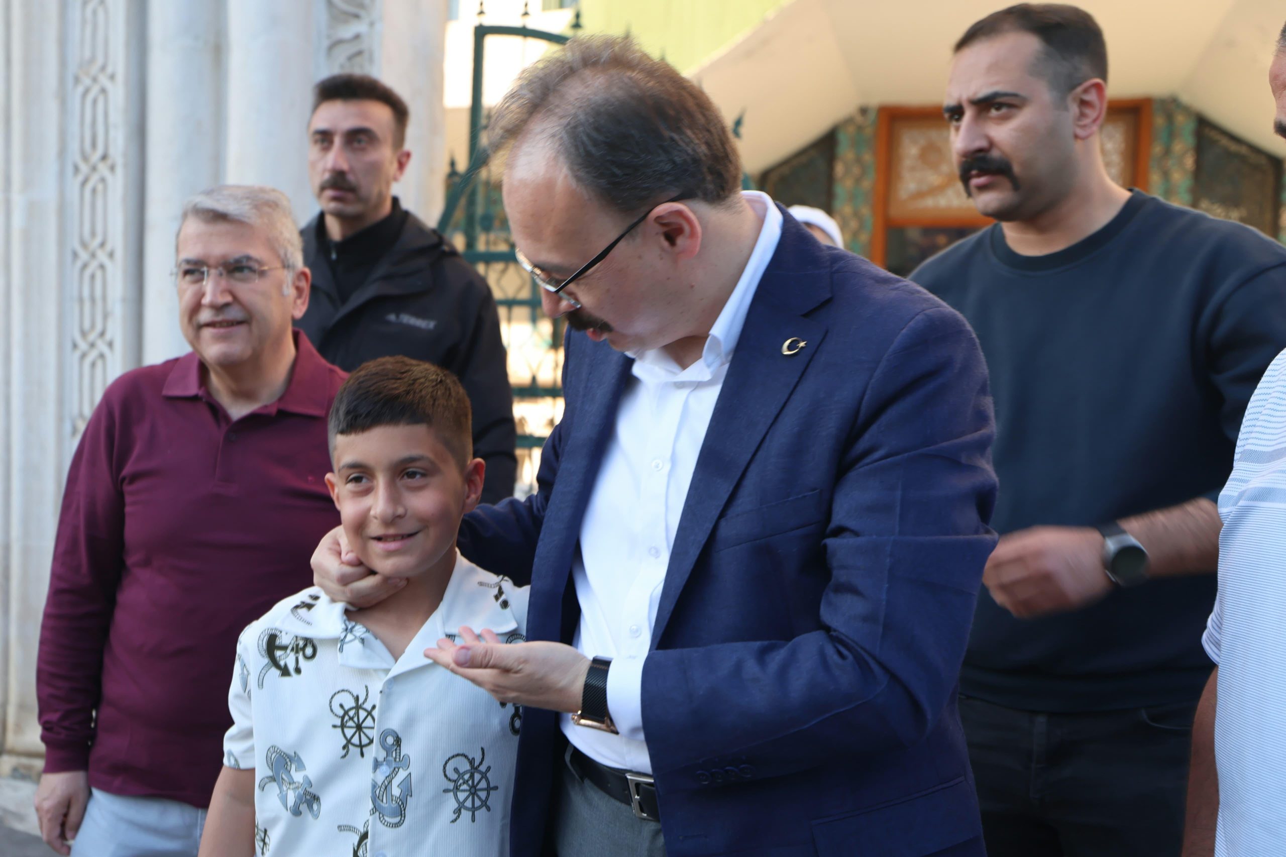 Vali Dr. Kemal Kızılkaya Bayram Namazı Sonrası Vatandaşlarla Bayramlaştı