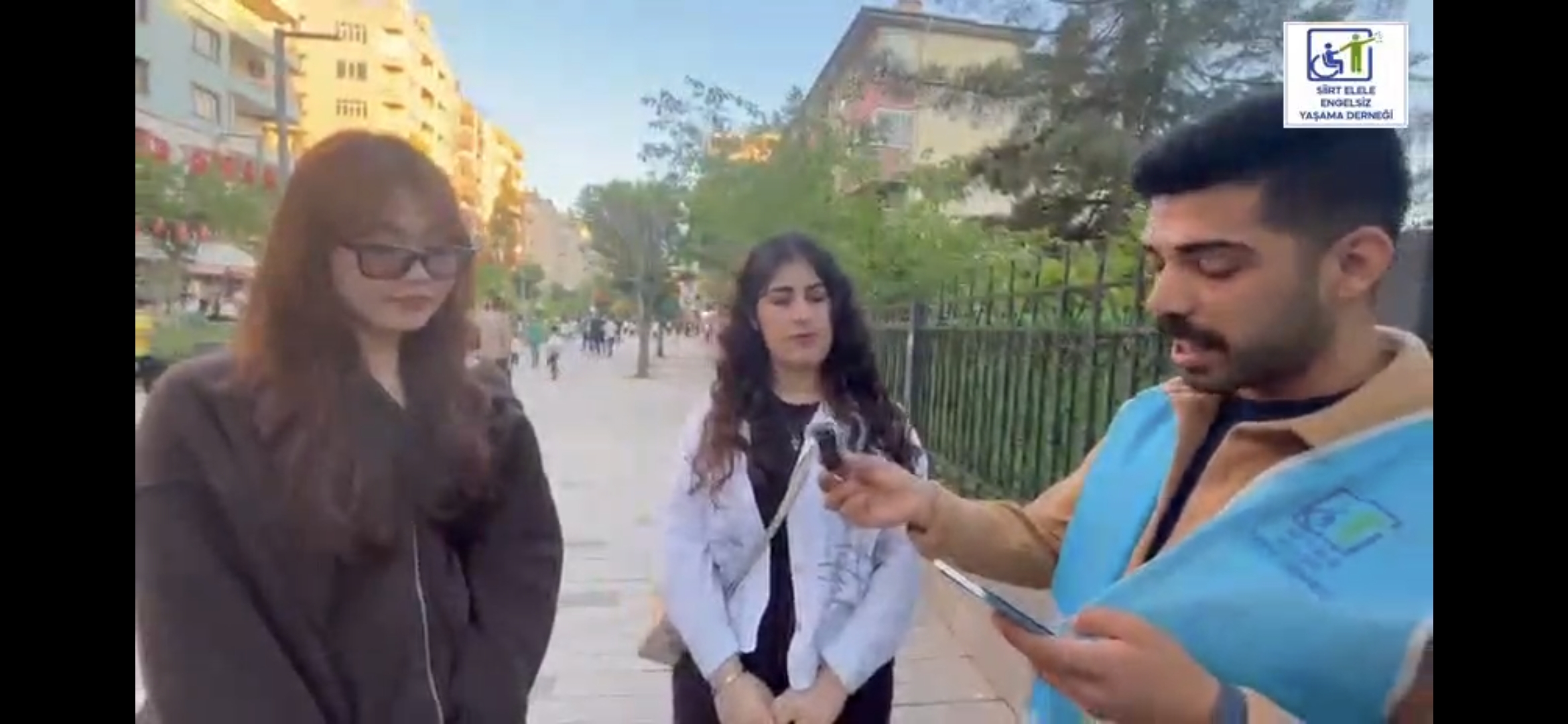 El Ele Engelsiz Yaşam Derneği’nden Farkındalık Oluşturan Sokak Röportajı
