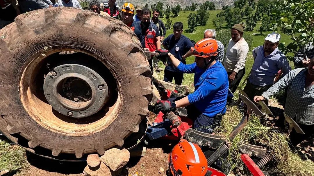 Tillo’da Traktör Devrildi: Bir Kişi Yaralandı