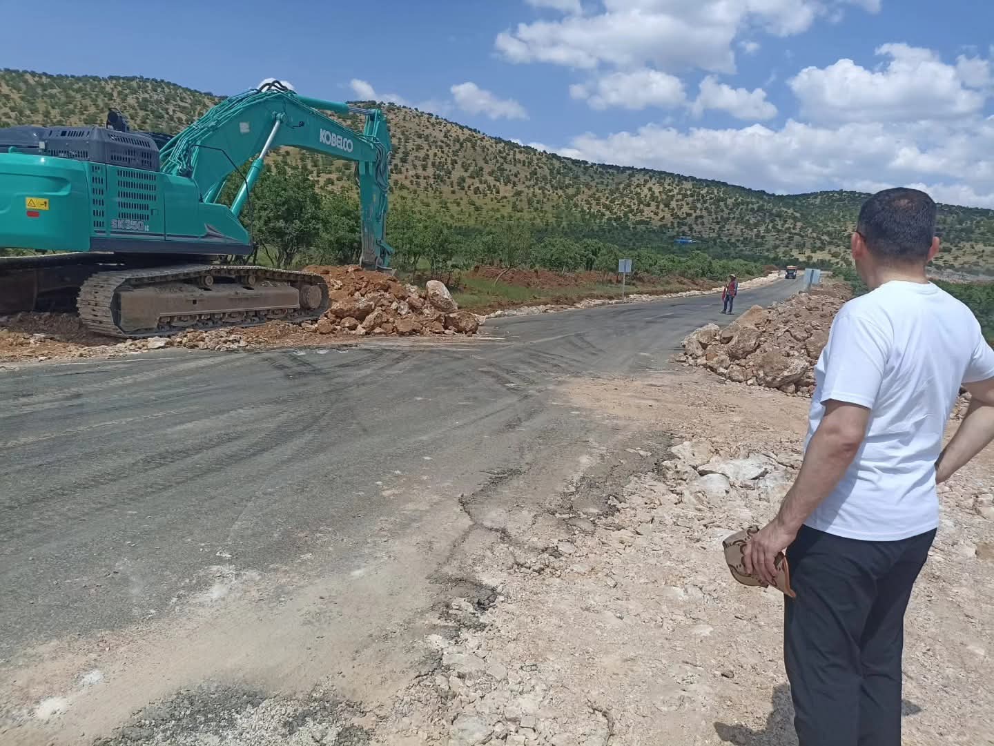 Pervari’de Yol Genişletme Çalışmaları Hız Kesmeden Sürüyor