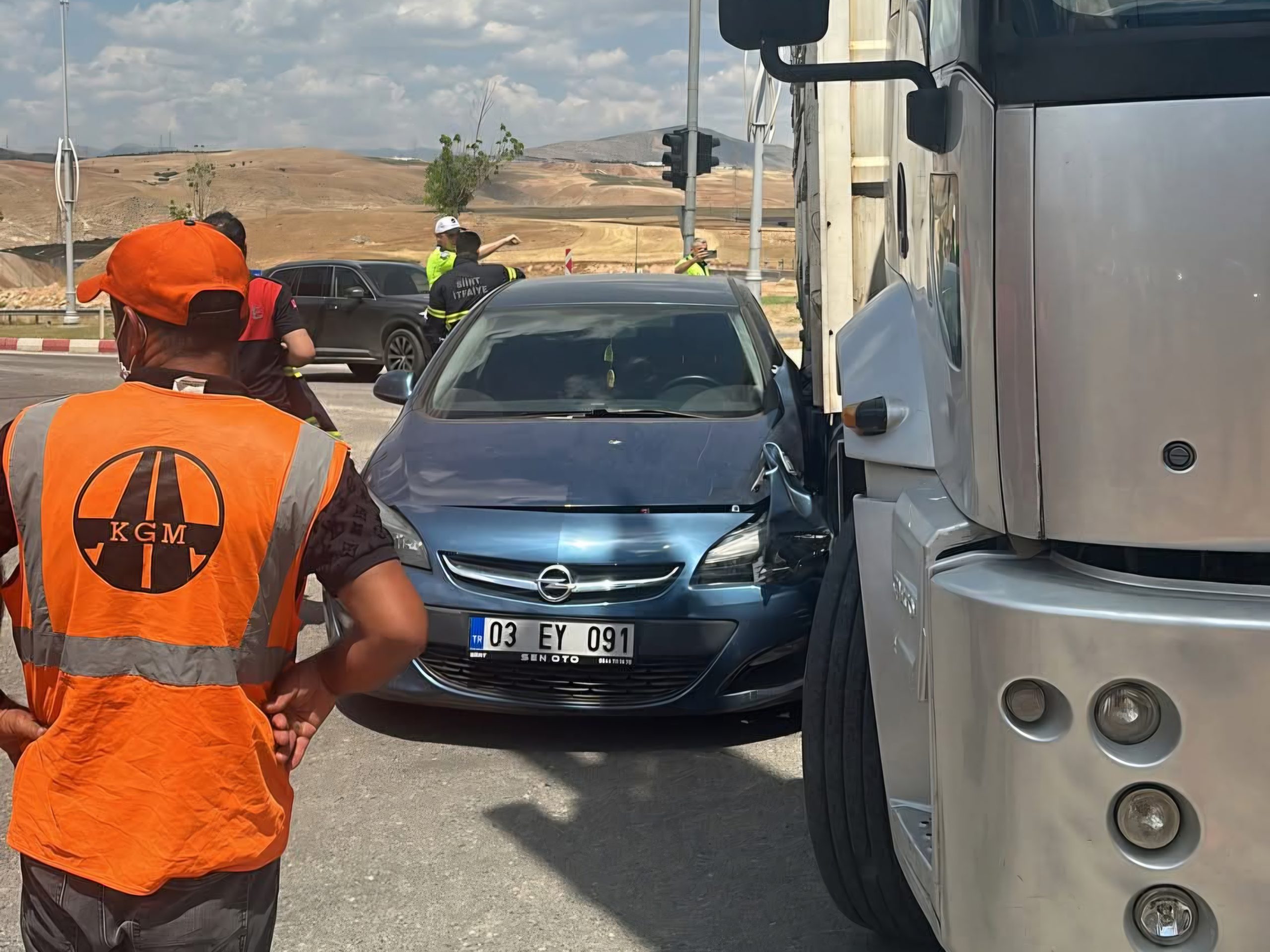 Siirt’te Pikap Orta Refüje Saplandı: 2 Yaralı