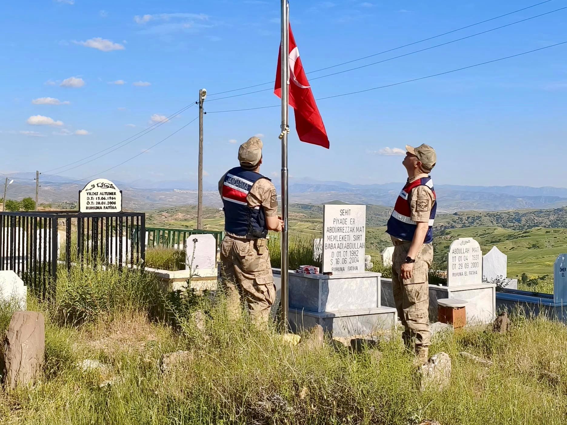 Siirt’te 196 Şehit Mezarı Bakımdan Geçirildi, Bayraklar Yenilendi