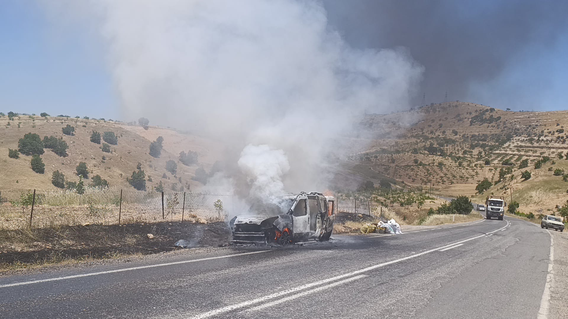 Siirt’te Seyir Halindeki Hafif Ticari Araç Alev Aldı