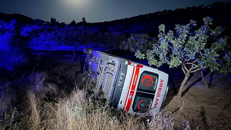 Siirt’te Hasta Naklinden Dönen Ambulans Şarampole Devrildi