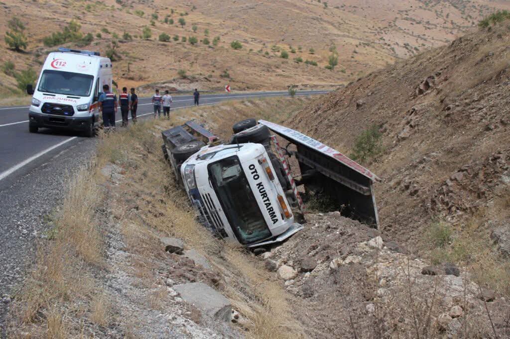 Şirvan’da Kontrolden Çıkan Çekici Şarampole Devrildi: 2 Yaralı