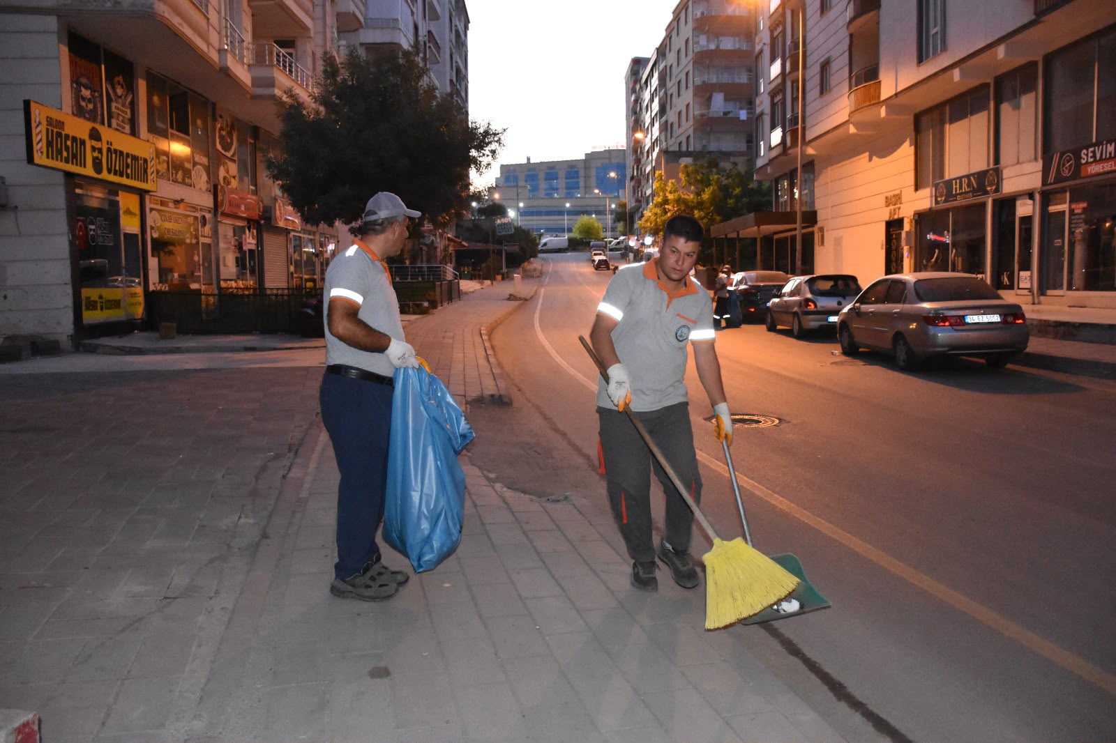 Siirt Belediyesi’nden Gece Gündüz Temizlik ve İlaçlama Mesaisi