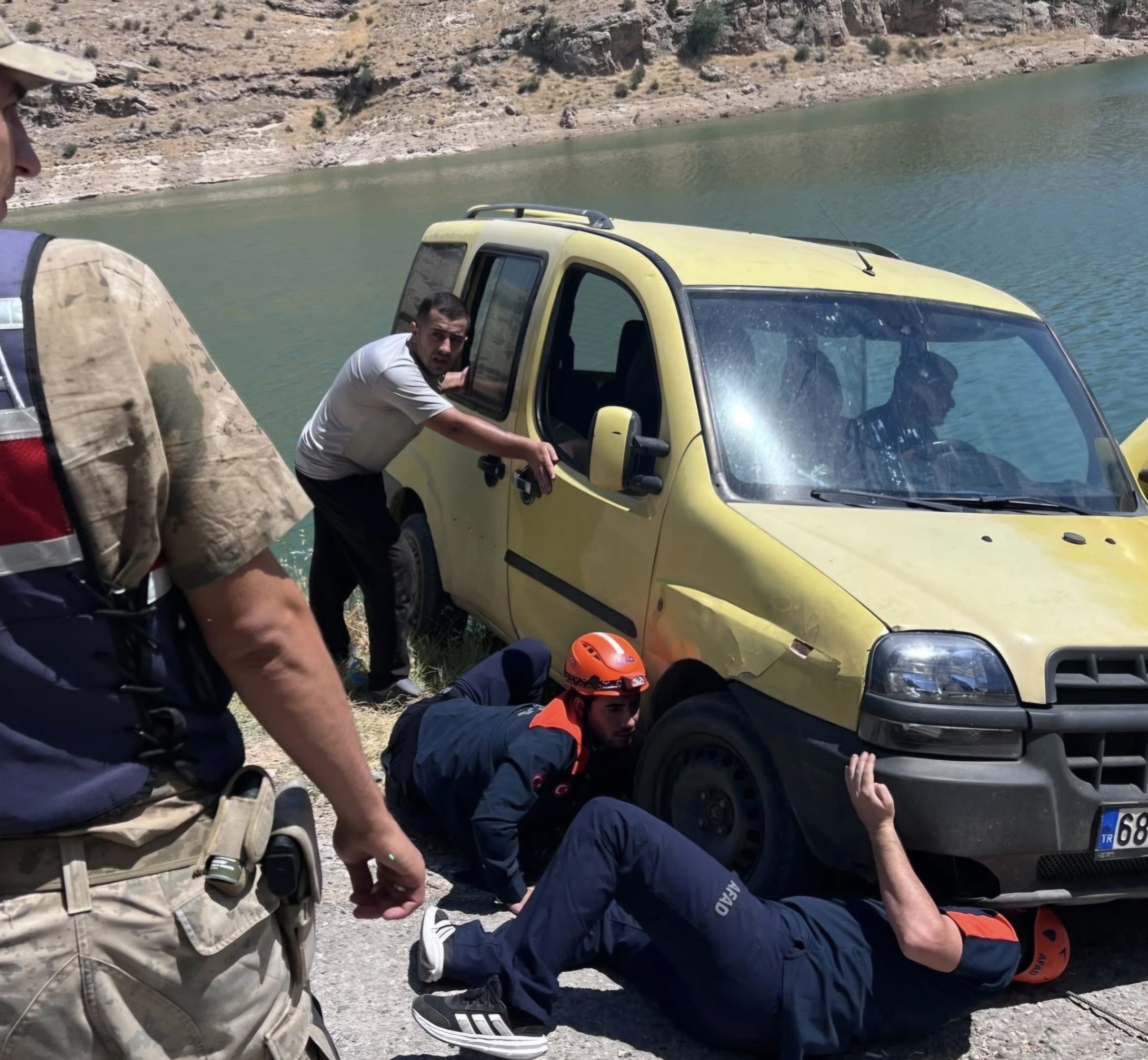 Siirt’te Botan Çayı’na Düşme Riski Bulunan Araç Kurtarıldı