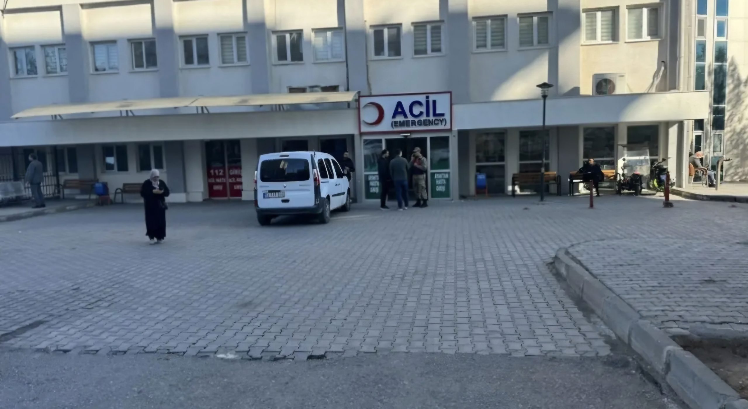 SİİRT’TE TRAKTÖR DEVRİLDİ: 3 YARALI